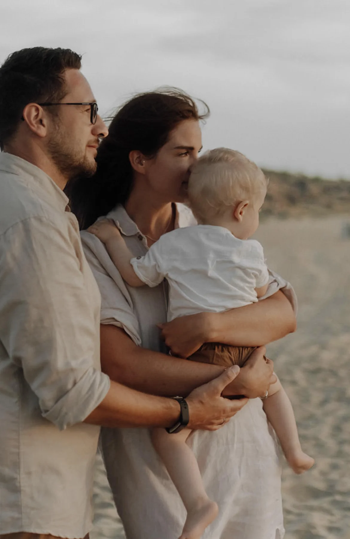 familie mit kind am strand 01