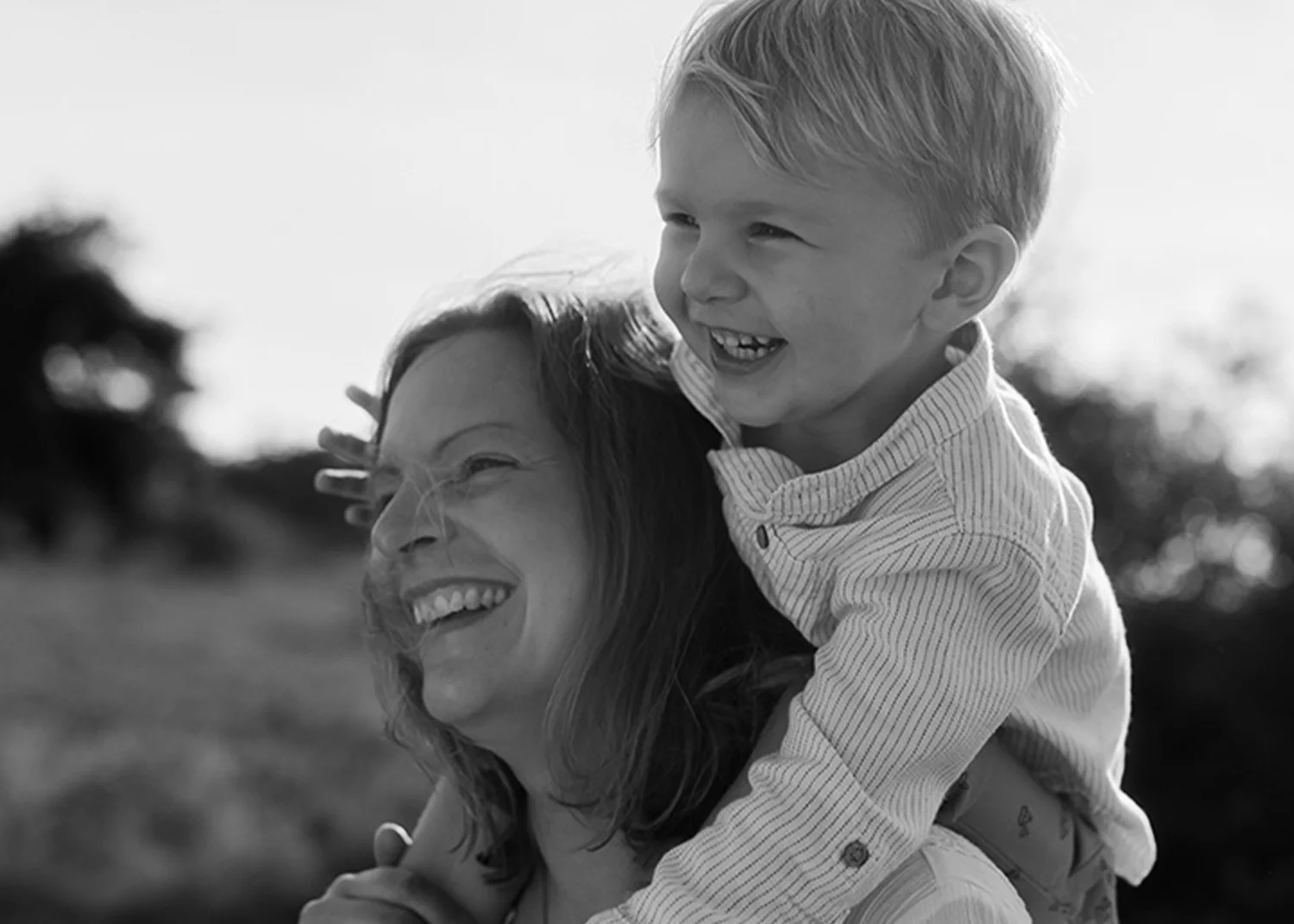 mama mit kind auf der wiese lachen 01