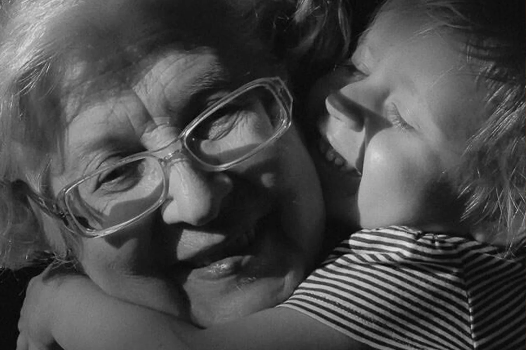 oma mit kind kuscheln 01